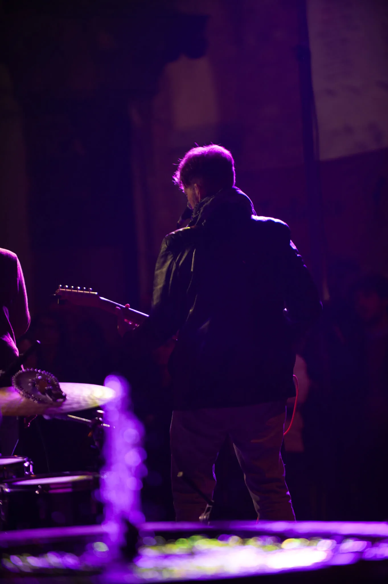 Fotografo eventi Milano — chitarrista sul palco sotto luci viola, copertura concerto by RF-Creator
