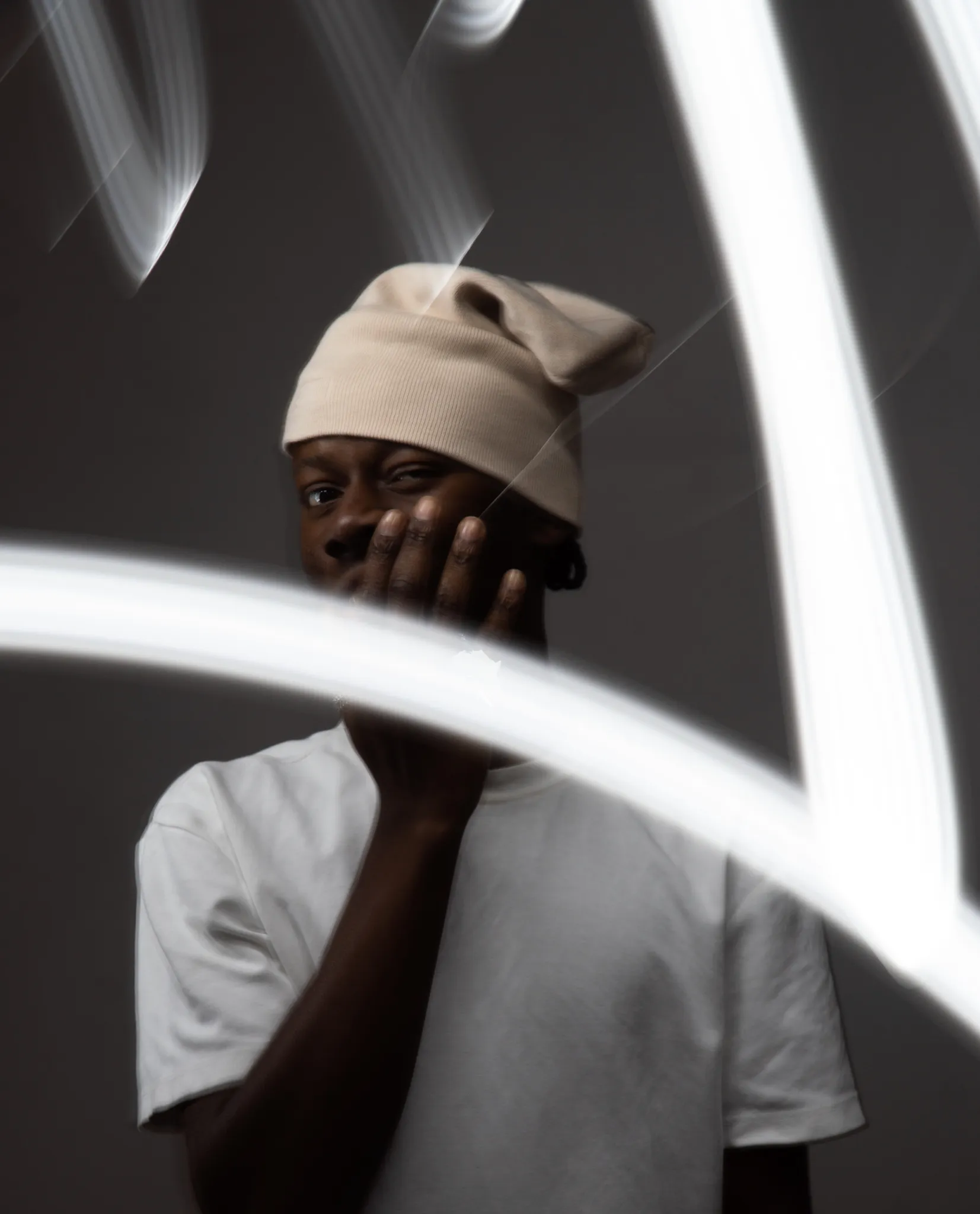Ritratto creativo in studio fotografico Lodi — modella con beanie e effetti light painting by RF-Creator